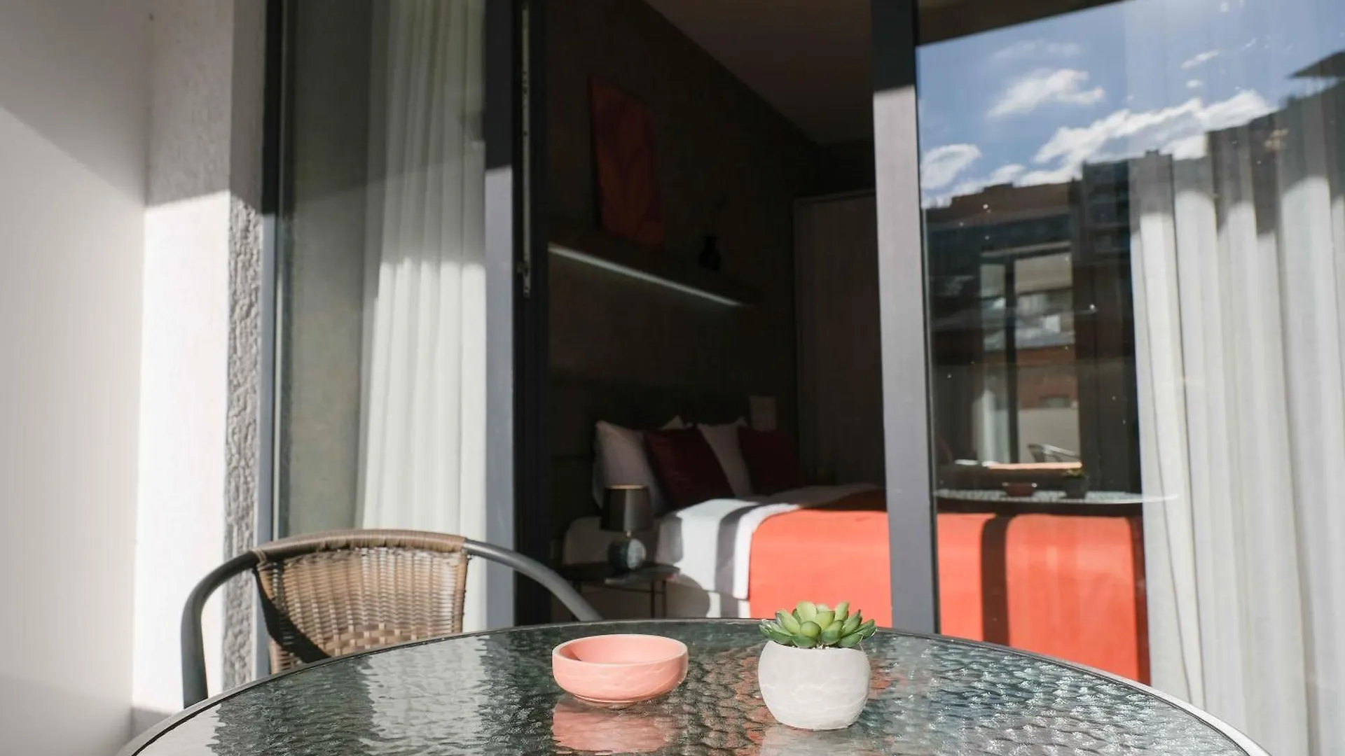Round Garden Hotel Тбилиси
