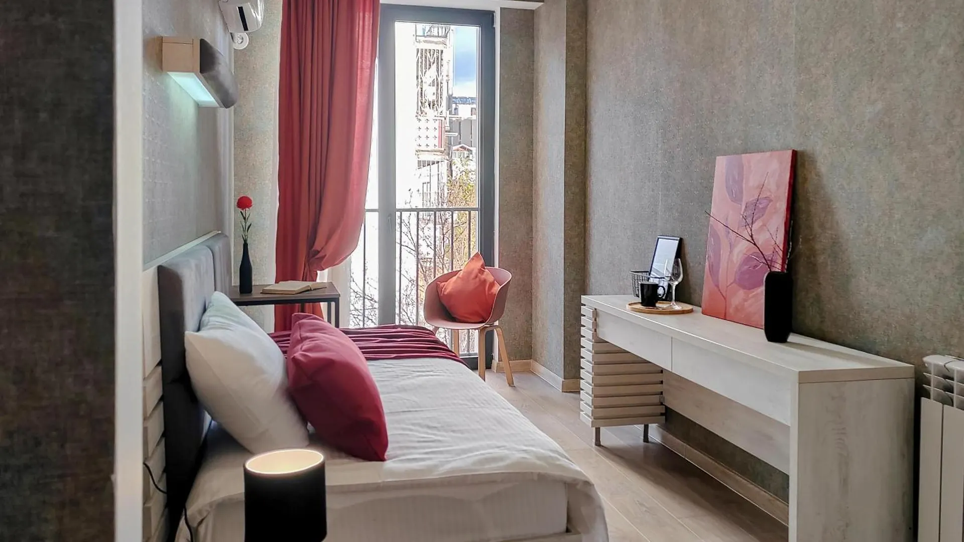 Round Garden Hotel Тбилиси