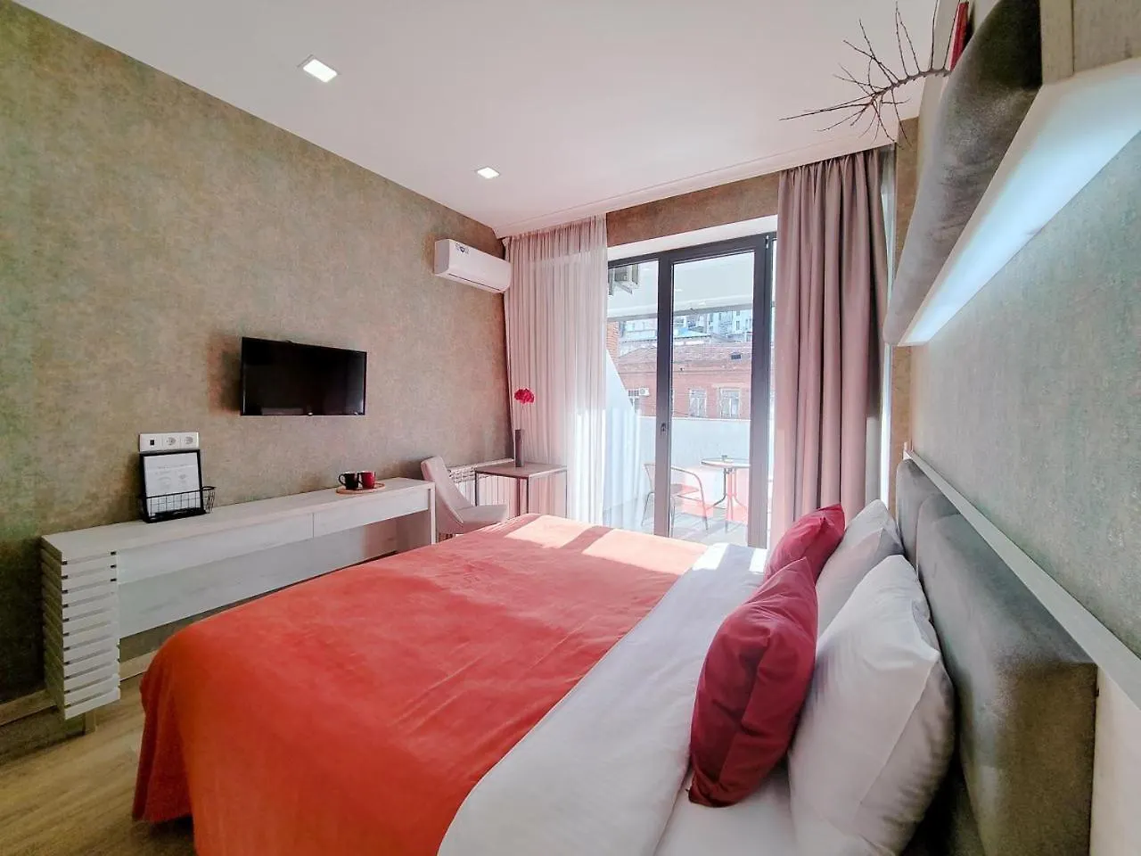 Round Garden Hotel Тбилиси