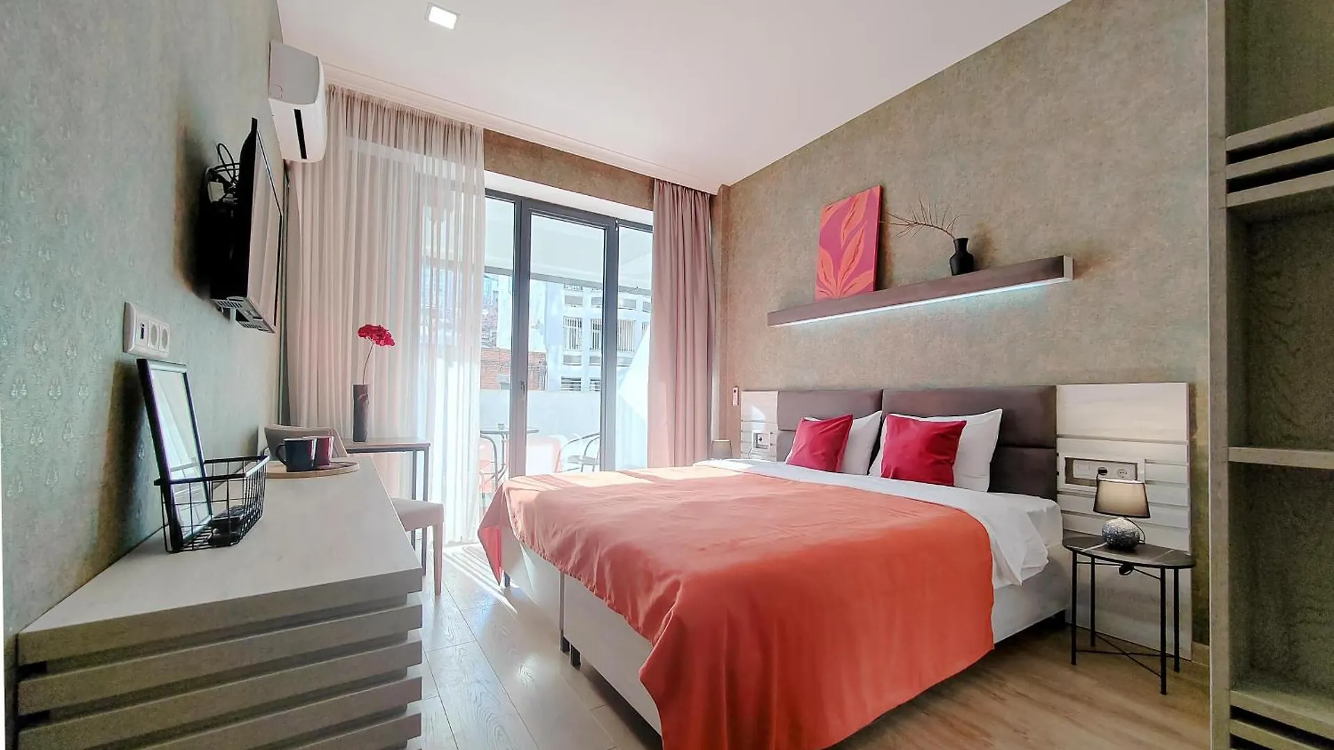 Round Garden Hotel Тбилиси